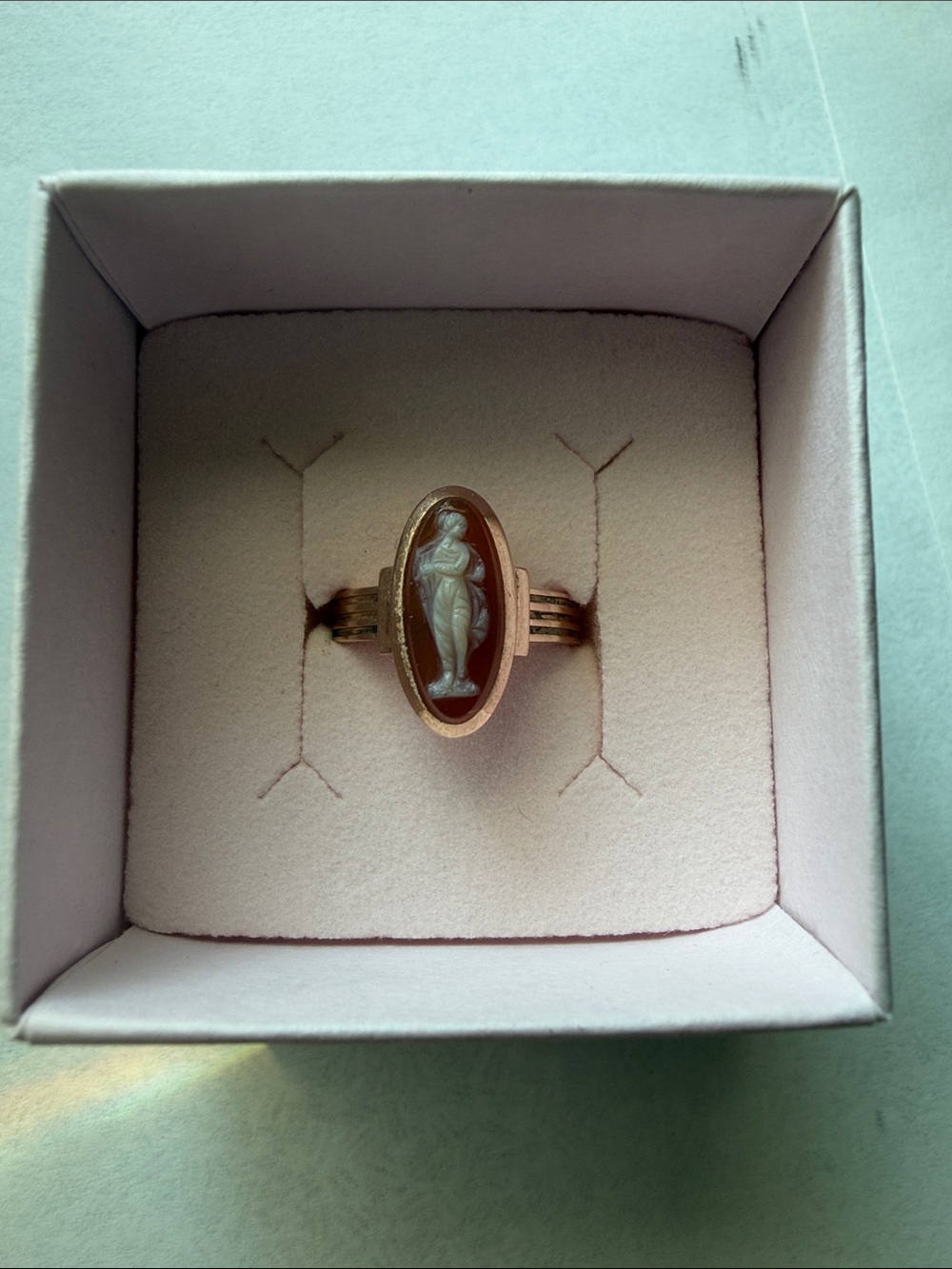 14k gold Cameo Ring with White Cameo Figure - Picture 1 of 5